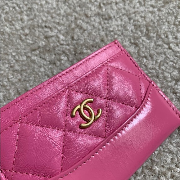 $600 CHANEL Pink Quilted Card Holder - Picture 9 of 9